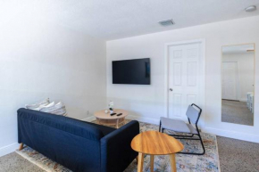 Charming 2 bed 1 bath Gem 10 min to Beach!